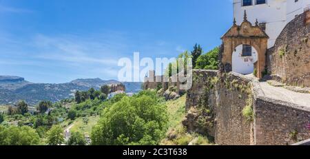 Panorama delle mura della città vecchia e delle montagne circostanti a Ronda, Spagna Foto Stock