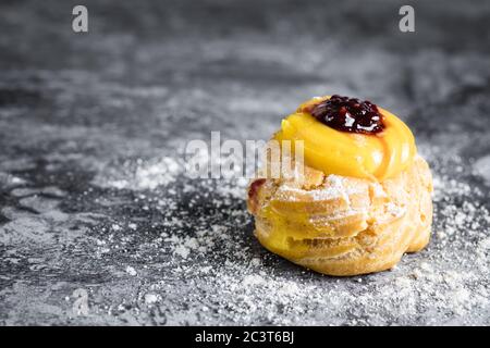 Zeppole fatto in casa di San Giuseppe su tavola rustica Foto Stock