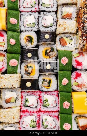 Sushi giapponese. Panini Maki con tonno, salmone, gamberi, granchio e avocado. Vista dall'alto del sushi assortito. Foto Stock