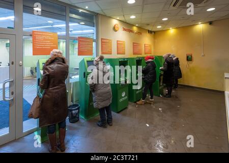 Persone non riconoscibili che utilizzano macchine ATM Foto Stock