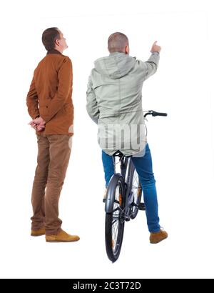 Vista posteriore di due uomo su una bicicletta in giacca invernale. Vista posteriore di raccolta persone. vista posteriore di persona. Isolato su sfondo bianco. Foto Stock