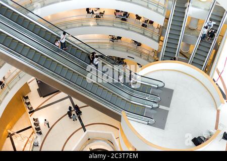 BANGKOK, THAILANDIA - 24 SETTEMBRE 2016 : la gente visita la mostra fotografica nel Bangkok Art and Culture Centre (BACC). Foto Stock