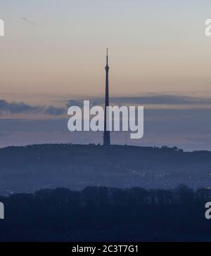 Vista della stazione di trasmissione televisiva Emley Moor e dell'albero all'alba Foto Stock