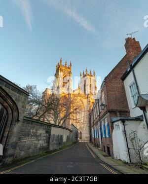 Vista mattutina del fronte ovest della cattedrale di York dalla corte dei precentori Foto Stock