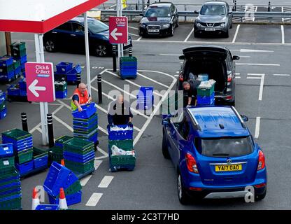 Clienti presso il punto Click & Collect, negozio Tesco a Batley, West Yorkshire, Inghilterra, Regno Unito Foto Stock