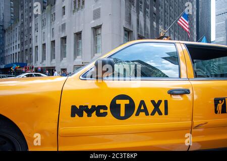 Scena di New York City Street con l'iconico taxi giallo Foto Stock