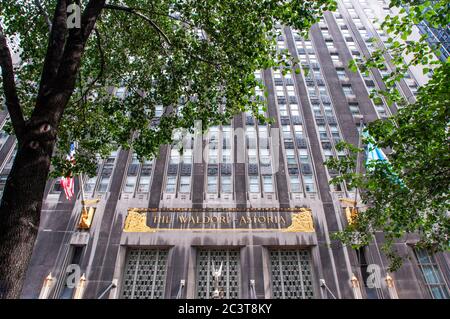 L'entrata al Waldorf-Astoria Hotel presenta motivi art deco, New York City. - Foto Stock