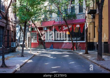 Sito di Pussycat nero grasso nel Greenwich Village. Solo i resti di vernice sulle ciottoli della cima del segno Panchito's Mexican Restaurant of wh Foto Stock