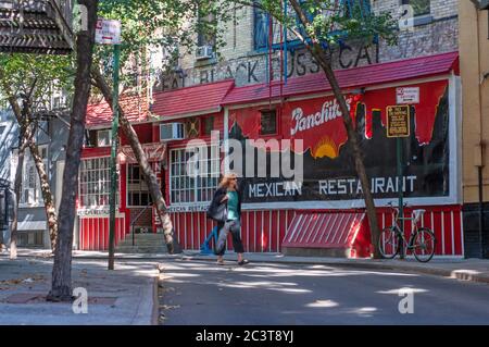Sito di Pussycat nero grasso nel Greenwich Village. Solo i resti di vernice sulle ciottoli della cima del segno Panchito's Mexican Restaurant of wh Foto Stock