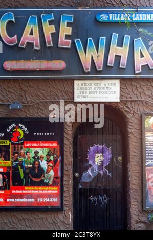 Greenwich Village, Thompsen Street, vita notturna, bar, Cafe Wha? Musica dal vivo, strada, New York. Cafe Wha, luogo di musica di riferimento su MacDougal Street Greenwich V Foto Stock