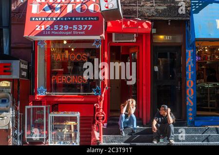 Uno dei negozi di tatuaggio nel Greenwich Village, in Mac Dougal St., Manhattan. Qui ci sono molti posti dove si può ottenere un tatuaggio o piercing. Se Foto Stock