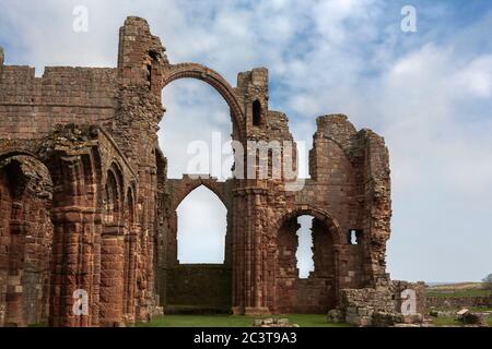 Le rovine atmosferiche del Priorato di Lindisfarne, dell'Isola Santa, del Northumberland, dell'Inghilterra, del Regno Unito Foto Stock