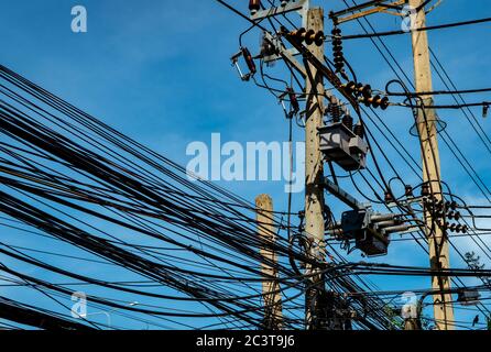 Alimentazione elettrica trifase per il trasferimento di potenza da reti elettriche. Energia elettrica per sostenere l'industria manifatturiera. Poli elettrici ad alta tensione con Foto Stock