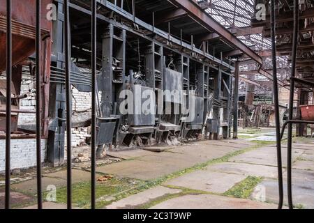 Forno a focolare aperto in officina su Old Mining e impianto metallurgico Foto Stock