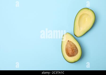 Avocado fresco maturo su sfondo blu, vista dall'alto Foto Stock