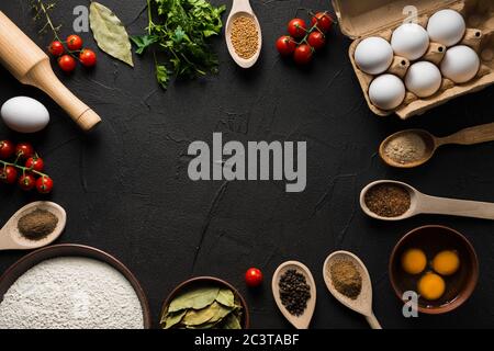 Ingredienti per gustosa pizza su sfondo scuro Foto Stock