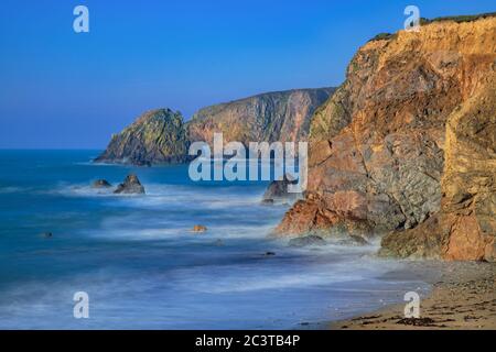 Irlanda, Contea di Waterford, Kilfarrasy Beach con promontorio roccioso. Foto Stock