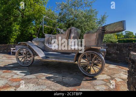 Irlanda, County Cork, Ballinascarthy, replica in acciaio inossidabile di una Model T Ford nella zona in cui nacque William Ford, padre di Henry Ford. Foto Stock