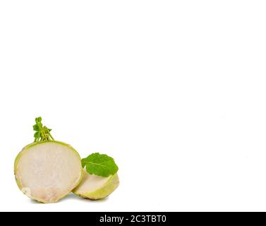 Kohlrabi affettato su sfondo bianco Foto Stock