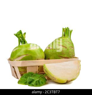 Kohlrabi affettato su sfondo bianco Foto Stock