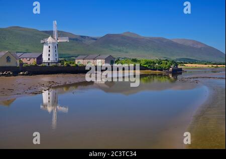 Irlanda, Contea di Kerry, Blennerville, Blennerville mulino a vento visto da tutta l'estuario della Baia di Tralee con il suo riflesso nelle acque e le montagne della Penisola di Dingle sullo sfondo. Foto Stock