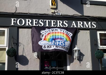 Il pub Foresters Arms con e lavoratori chiave NHS grazie banner durante Covid-19 pandemic, Warwick, Warwickshire, Inghilterra, Regno Unito Foto Stock
