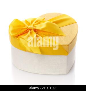 Bella scatola regalo a forma di cuore con grande arco giallo. Isolato. Vista laterale. Foto Stock