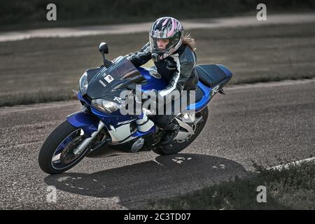 11-05-2020 riga, Lettonia motociclista a sport bike passeggiate su strada asfaltata vuota. Foto Stock