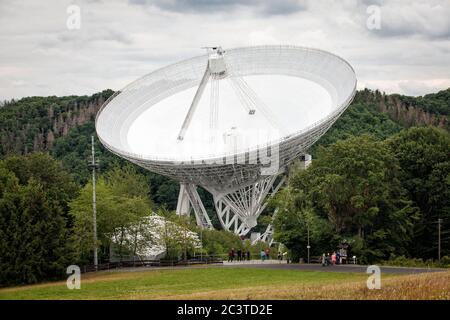 Radiotelescopio Effelsberg vicino a Bad Muenstereifel, regione di Eifel, Nord Reno-Westfalia, Germania. Das Radioteleskop Effelsberg nahe Bad Muenstereifel Foto Stock