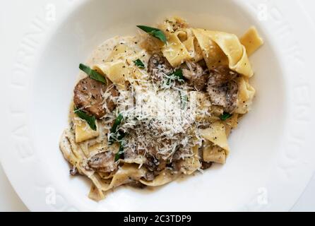 Pappardelle in salsa cremosa di funghi con parmigiana Foto Stock