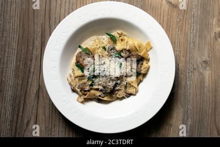 Pappardelle in salsa di funghi cremosa Foto Stock