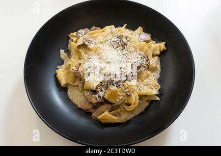 Pappardelle in salsa di funghi Foto Stock