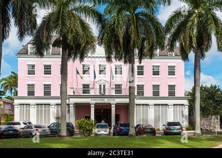 Nassau, Bahamas - 3 maggio 2019: La casa Ansbacher a Nassau, Bahamas. La tonalità rosa della Casa Ansbacher significa il suo ruolo di governo delle Bahamas Foto Stock