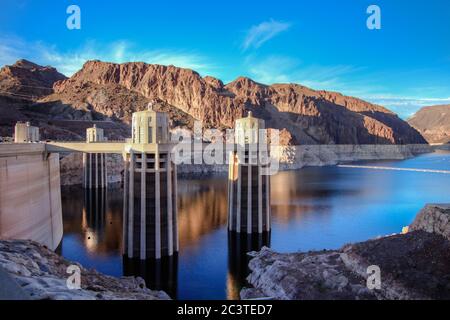 Hoover Dam e Lake Mead Panorama. Vista panoramica grandangolare della diga di Hoover e del lago Mead al confine con l'Arizona Nevada. Foto Stock