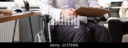 Dipendente che lavora in un ufficio su sedia a rotelle Foto Stock