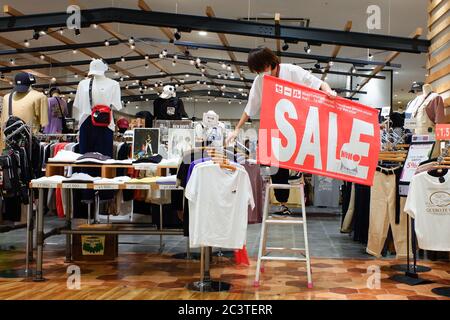 Tokyo, Giappone. 22 Giugno 2020. Un personale del centro commerciale EON mette un cartello di vendita mentre indossa una maschera facciale come misura preventiva durante la crisi di Coronavirus (COVID-19). Tokyo ha confermato 29 infezioni COVID-19 lunedì, superando 20 casi per il quinto giorno. Credit: SOPA Images Limited/Alamy Live News Foto Stock