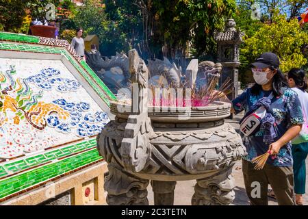Offrendo, sotto forma di incenso bruciante, Choa Long Son, Long Son pagoda, Nha Trang, Vietnam, Asia Foto Stock