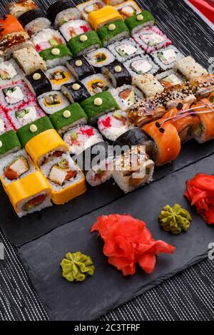 Set di sushi. Diversi tipi di sushi maki e nigiri. Il servizio del ristorante è luminoso e colorato. Foto Stock