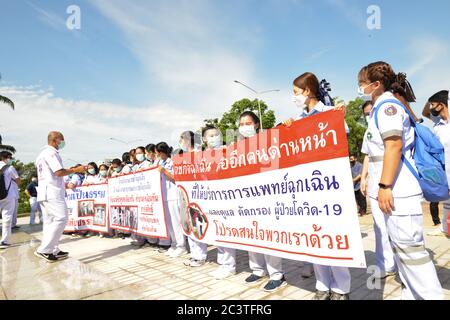 Nonthaburi, Tailandia. 22 Giugno 2020. Thai Emergency Medical Technician Intermediate Group Chunum al Ministero della Sanità pubblica, Nonthaburi sta chiedendo di essere un funzionario governativo. (Foto di Teera Noisakran/Pacific Press) Credit: Pacific Press Agency/Alamy Live News Foto Stock