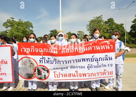 Nonthaburi, Tailandia. 22 Giugno 2020. Thai Emergency Medical Technician Intermediate Group Chunum al Ministero della Sanità pubblica, Nonthaburi sta chiedendo di essere un funzionario governativo. (Foto di Teera Noisakran/Pacific Press) Credit: Pacific Press Agency/Alamy Live News Foto Stock
