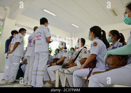 Nonthaburi, Tailandia. 22 Giugno 2020. Thai Emergency Medical Technician Intermediate Group Chunum al Ministero della Sanità pubblica, Nonthaburi sta chiedendo di essere un funzionario governativo. (Foto di Teera Noisakran/Pacific Press) Credit: Pacific Press Agency/Alamy Live News Foto Stock