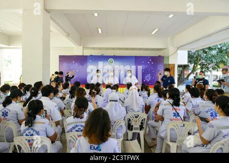 Nonthaburi, Tailandia. 22 Giugno 2020. Thai Emergency Medical Technician Intermediate Group Chunum al Ministero della Sanità pubblica, Nonthaburi sta chiedendo di essere un funzionario governativo. (Foto di Teera Noisakran/Pacific Press) Credit: Pacific Press Agency/Alamy Live News Foto Stock