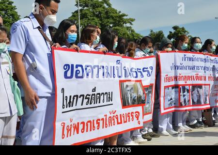 Nonthaburi, Tailandia. 22 Giugno 2020. Thai Emergency Medical Technician Intermediate Group Chunum al Ministero della Sanità pubblica, Nonthaburi sta chiedendo di essere un funzionario governativo. (Foto di Teera Noisakran/Pacific Press) Credit: Pacific Press Agency/Alamy Live News Foto Stock