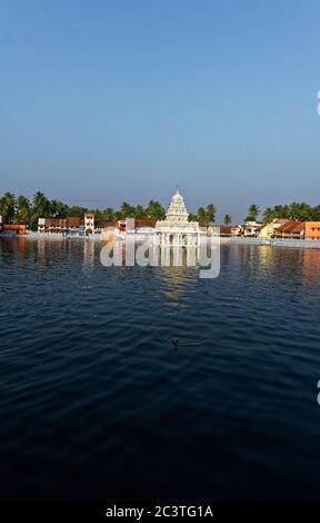 Piccolo tempio nel lago dei templi di Thanumalaya a Suchindram Tamil Nadu Foto Stock