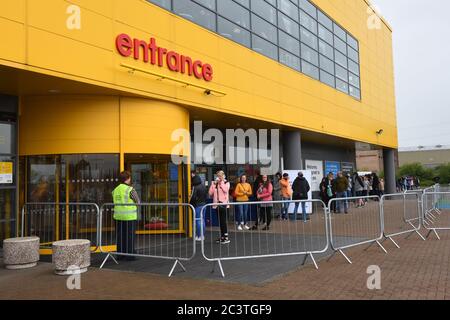 Glasgow Scozia, Regno Unito. 22 giugno 2020. Il negozio IKEA riapre. Nonostante la pioggia il negozio Glasgow, Braehead, Ikea riapre oggi alle 10:00 dopo essere stato chiuso dal marzo 20 in risposta alla crisi di Coronavirus nel Regno Unito. Credito. Douglas Carr/Alamy Live News Foto Stock