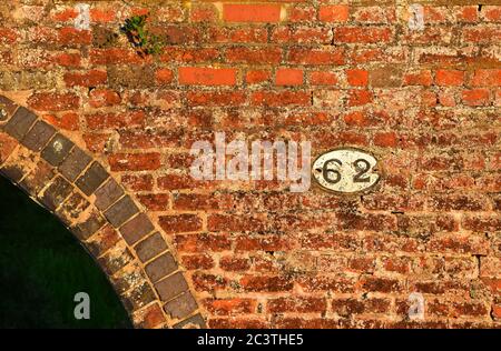 Ponte sul canale di mattoni rossi, canale di Grantham, vale di Belvoir Foto Stock