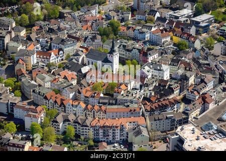 Città vecchia di Luedenscheid con la chiesa Erloeserkirche am Kirchplatz, 24.04.2019, Luftbild, Germania, Nord Reno-Westfalia, Sauerland, Luedenscheid Foto Stock