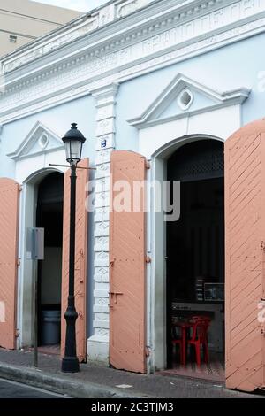 Edifici coloniali con balconi bianchi a Santiago, Repubblica Dominikan Foto Stock