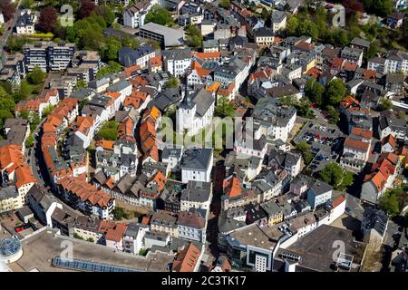 Città vecchia di Luedenscheid con la chiesa Erloeserkirche am Kirchplatz, 24.04.2019, Luftbild, Germania, Nord Reno-Westfalia, Sauerland, Luedenscheid Foto Stock