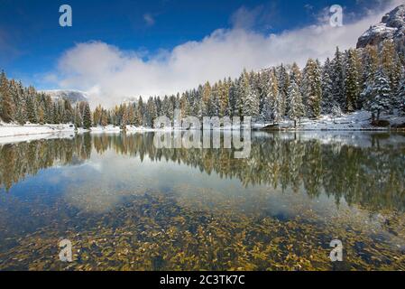 Lago di montagna alle tre Cime di Lavaredo in inverno, Italia, Alto Adige, Dolomiti, Trento Foto Stock